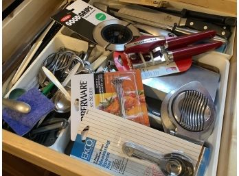 DRAWER OF KITCHEN TOOLS-SEE DESCRIPTION & PHOTOS