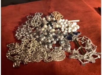 GROUP LOT OF 12 PIECES OF ASSORTED COSTUME JEWELRY