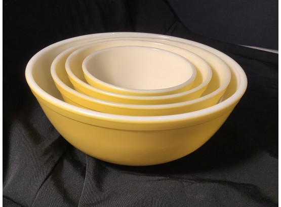Vintage Nesting Set Of Yellow Pyrex Bowls