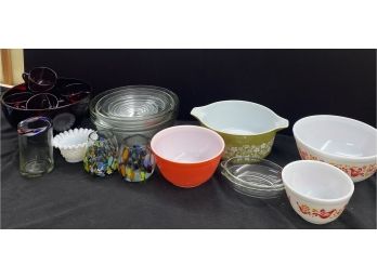 Assorted Vintage Kitchen Pyrex And Arc Nesting Bowls