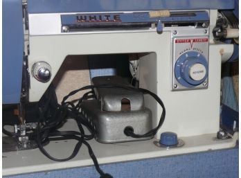 White Sewing Machine, Ca 1950s, In A White/blue Case With Foot Pedal