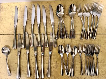 Oneida Flatware Set Of 7. Knives Set Of 10 And One Soup Spoon