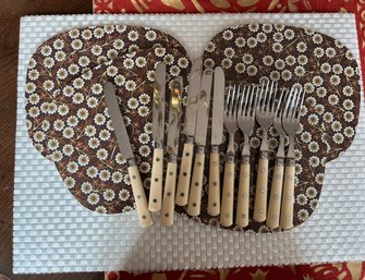 11-piece Knives And Forks, 5 Flowered Plastic Placemats And A Few Square White