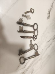 # 1k Set Of 8 Antique Keys