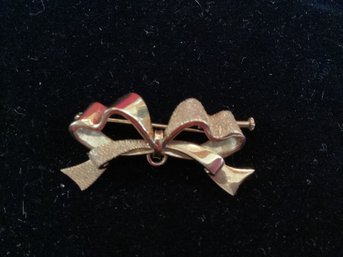 14K Gold Textured Bow Pin Brooch 5 Grams