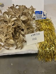 ORNAMENT/DECOR LOT 102-5: LOT OF GARLANDS WITH GOLD LEAF DESIGN METALLIC ICE