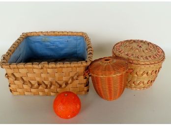 A Grouping Of 3 Sewing Baskets. The Largest A Penobscot Sewing Basket With Lined Interior - Several Small Spli