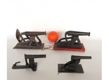 Grouping Of 4 Spring Activated Operational Cap Shooting Toy Cannons, Early 20th Century In Good Condition: 1)