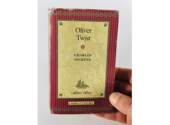 🍎 Book: Oliver Twist By Charles Dickens
