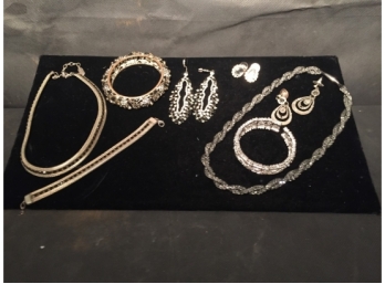 Eight Jewelry Pieces