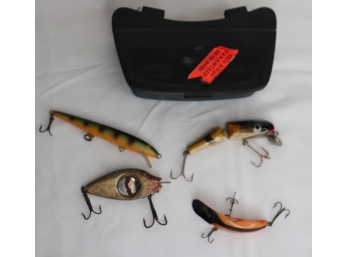 4 Vintage Fishing Lures And Plastic Belt Attachable Tackle Box