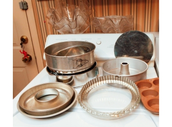Lot Of Of Assorted Bakeware Set W/ 7 Seas Shell Serving Trays  ()
