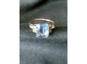 14-carat Gold Blue Topaz Ladies Ring