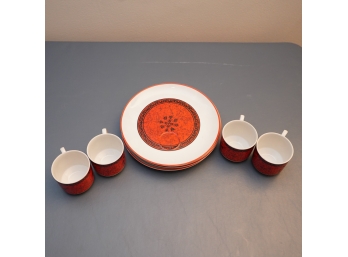 VINTAGE CIRCA 1970S PLATE AND CUP SET OF 4