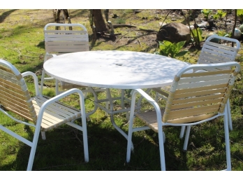 ROUND PATIO TABLE W/ 4 CHAIRS