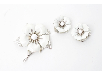 Sarah Coventry White Floral Brooch & Matching Earrings