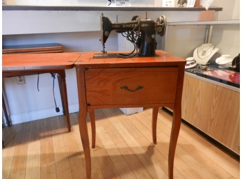 Vintage SINGER Sewing Machine / Wood Table Combo - Not Tested