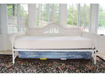 Vintage White Wicker Day Bed