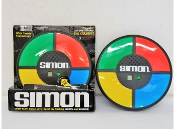 Lot 2 Simon Electronic Games