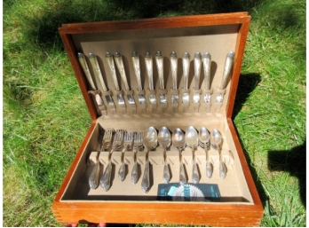 Rogers And Bros Silver Plate Cutlery Set In Fitted Wood Case