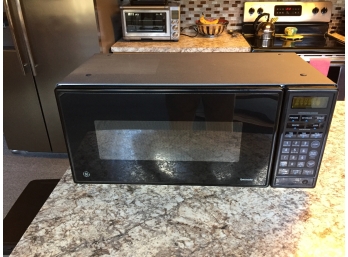 Vintage G.E. Spacemaker II Microwave Oven