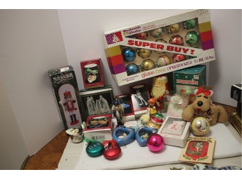 Mixed Lot Pre Owned Vintage/New Christmas Decor/Ornaments