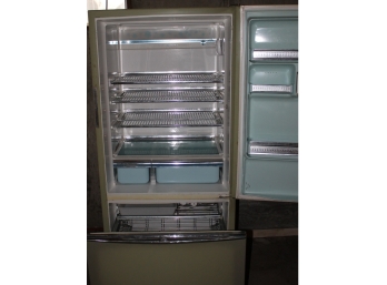 1970s General Electric Avocado Green Refrigerator/Freezer Working Condition 31” Wide 24.5” Deep 67.5” Tall