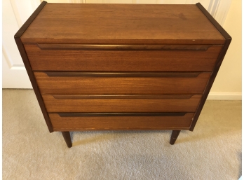 Vintage Mid-Modern 4 Drawer Dresser 31.'x31.5'x15'