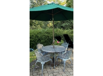 Cast Aluminum Round Table With 4 Chairs And Umbrella In Good Condition