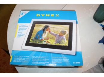 Dynex 9' Digital Picture Frame - Model DXDPF9 - WORKS! Item #262 LR