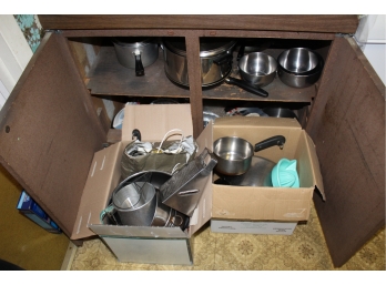 Mixed Kitchen Cabinet Lot - Pots, Non Stick Pans, Trays, Baking Utensils, Graters & MORE! Item #222 KIT