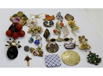 Mixed Lot  Of 30 Vintage And Antique Brooches & Pins-118