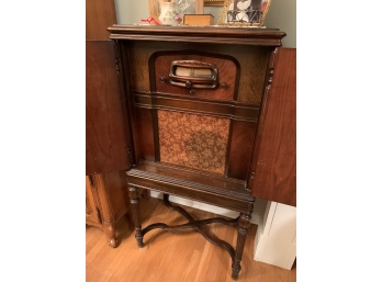 Antique  Victor Cabinet Radio