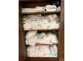 LARGE LOT OF NICE QUALITY BED LINENS