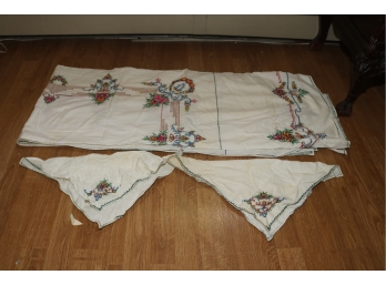 Vintage Table Cloth   2 Napkins