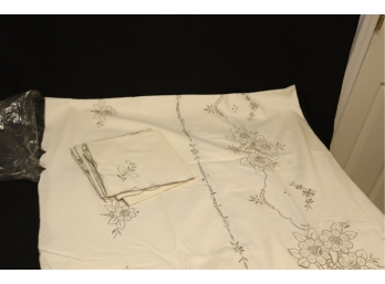 Vintage Linen Tablecloth 12 Napkins Set Embroidered