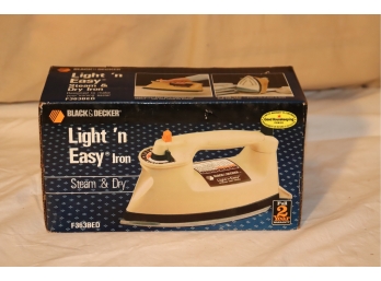 NEW IN BOX Black & Decker Light 'n Easy Steam & Dry Iron