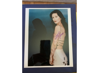 Signed 8 X 10 Glossy Photo Of Catherine Zeta-Jones - Chicago, Traffic, And The Mask Of Zorro