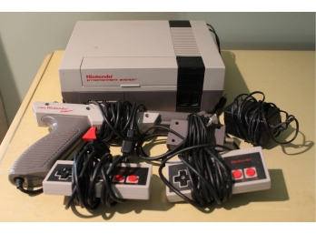 Nintendo Entertainment System, Controllers & Zapper