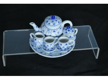 Miniature Blue Onion Tea Set 27
