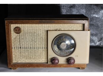 32 Retro GE Model 212 Radio