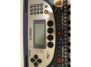 YAMAHA - PSR - 270 Electronic Keyboard