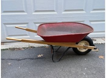 Metal Wheelbarrow With Pneumatic Tire