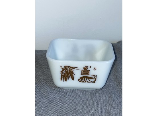 Vintage Pyrex 'Early American' 501 B Small Refrigerator Dish (No Lid) Kitty Cat