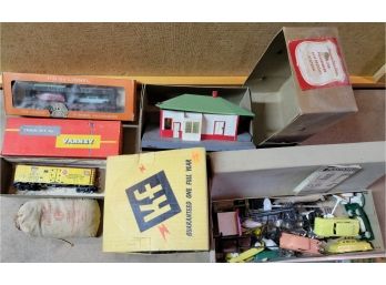 HO Scale Model Train Lot With Vehicles, Train Station, Untested