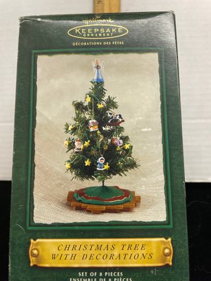 Hallmark Keepsake Ornament 2002 Christmas Tree With Decorations B109