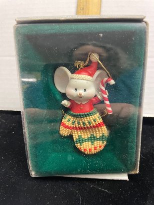 The Enesco Treasury Of Christmas Ornaments Mouse In A Mitten 1987 B110