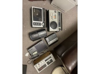 Lot Of 6 Vintage Radios Panasonic Sanyo GE Radio Plus Sony Realistic