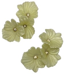 Vintage Pair Of Light Plastic Flower Clip On Earrings Very Unique (63)