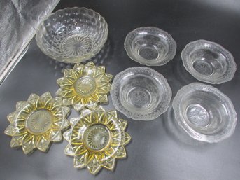 Vintage Glassware / Glass Lot - Sun Shaped Saucers, 4 Matching Bowls & 8.25' Bubble Serving Bowl